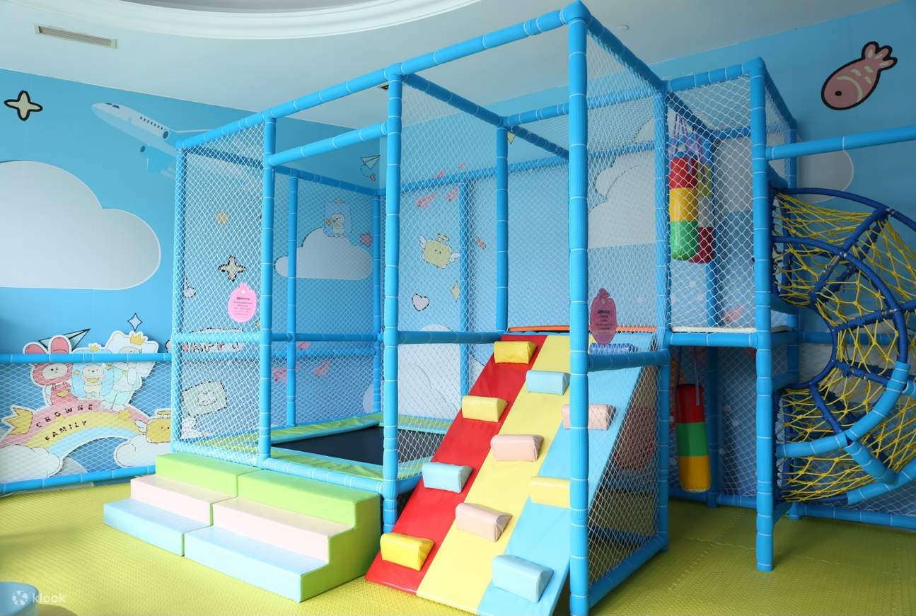 Crown Family Restaurant Paradise